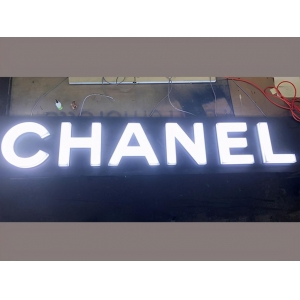 沖孔字 了解一下發(fā)光字的知識(shí)，開店更加有把握「方成展柜306講」